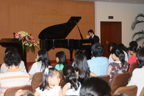 仁恒河滨城会所举行“肖邦之夜钢琴独奏音乐会” 