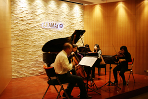酷游ku游登陆页
新办公室音乐厅举办室内小型音乐会 