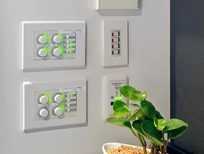 The switches and rotary controls on the panels allow for easy, intuitive adjustment. Is it also possible to control the MRX7-D from the project and seminar rooms?